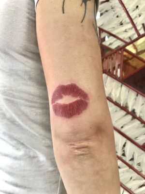 kiss tattoo, lips tattoo, lipstick, light art tattoo, women tattooer